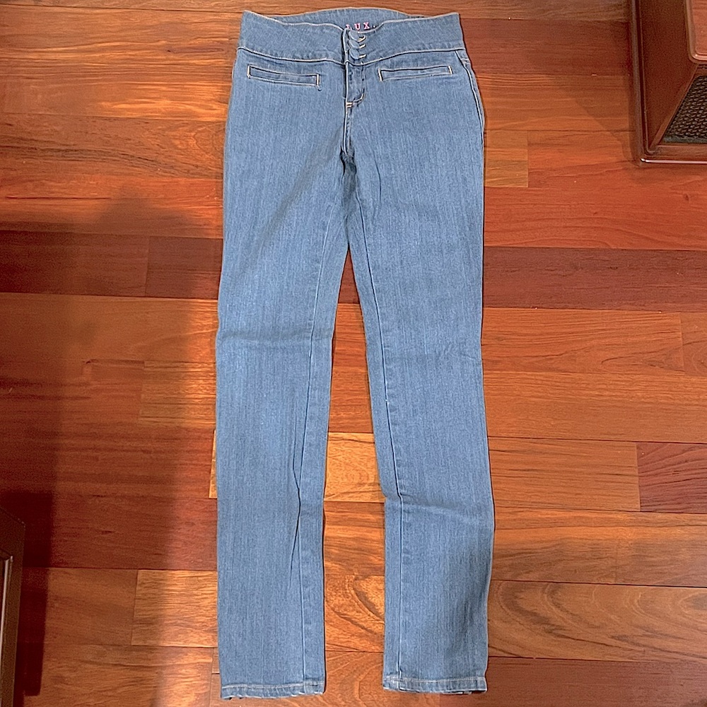 High-waisted jeans